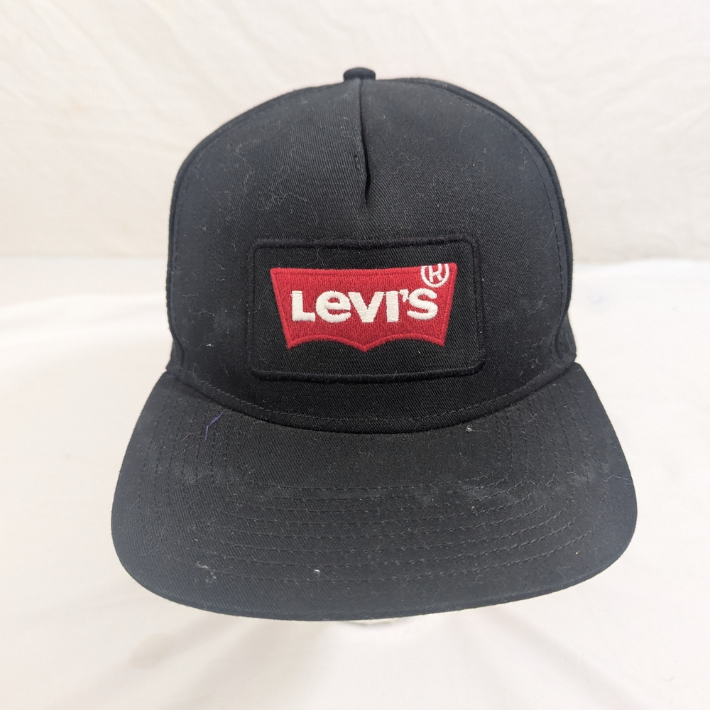 Levi's NWOT Black Cap With Adjustable Strap & Logo On Front